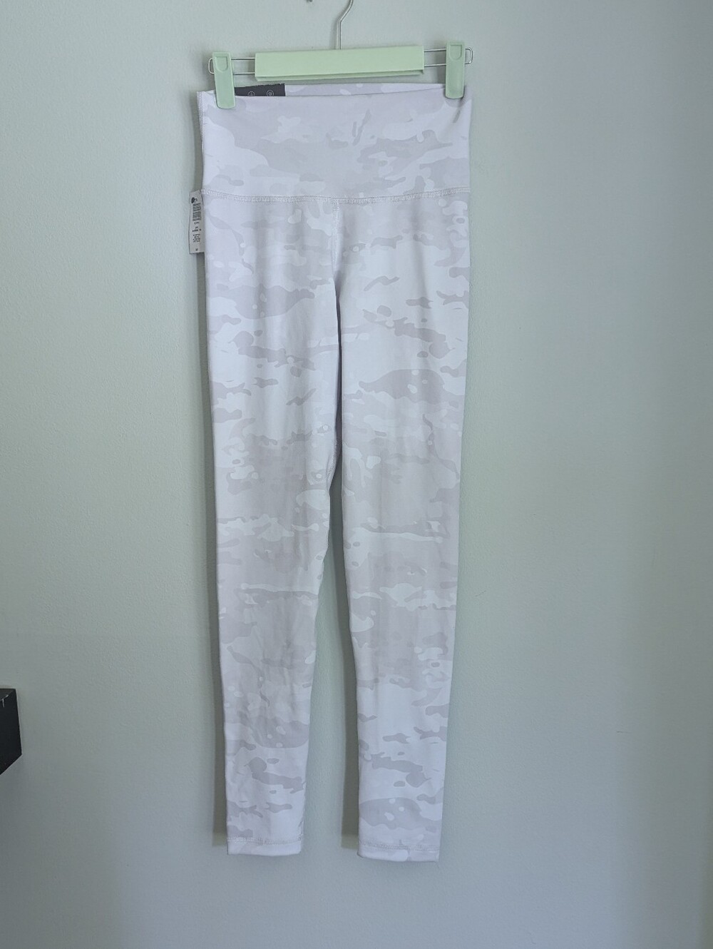 NEW TNA Sportswear Women's Small Life White Camo Atmosphere Hi-Rise 7/8 Leggings